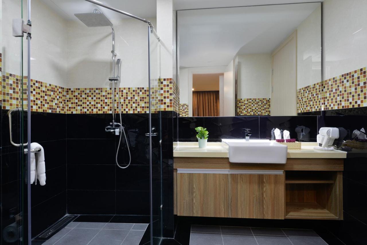 Ramada By Wyndham Bangkok Ten Ekamai Residences Exterior foto