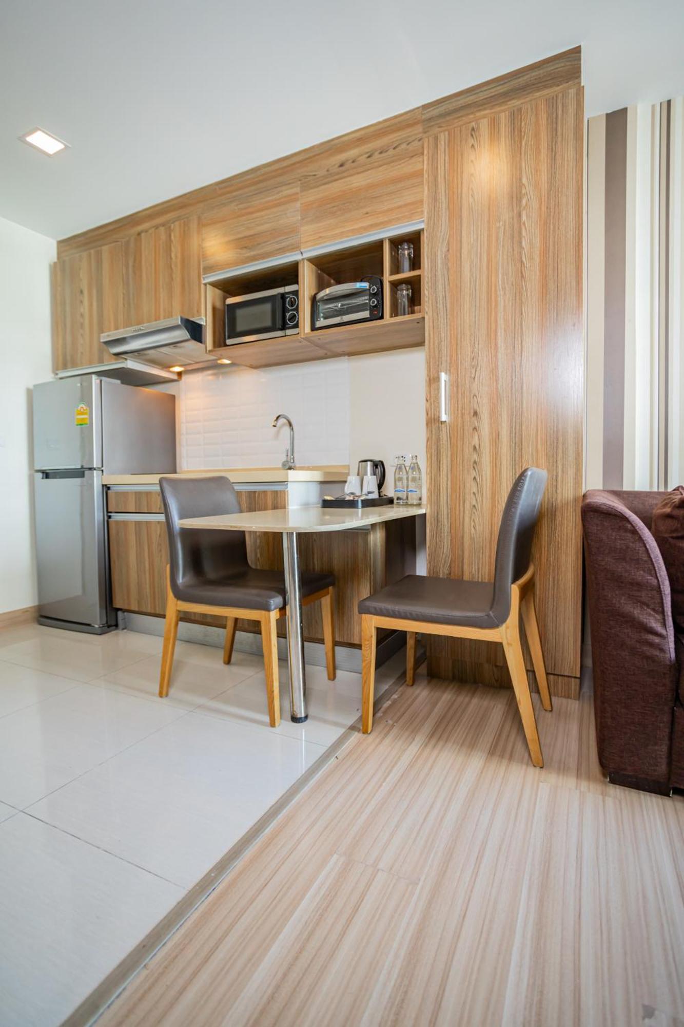 Ramada By Wyndham Bangkok Ten Ekamai Residences Exterior foto